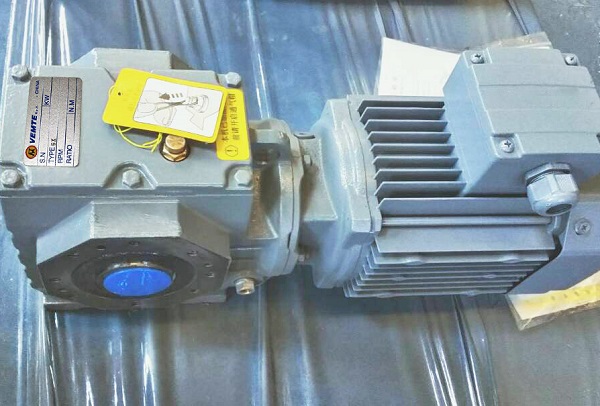 塑料破碎機(jī)減速機(jī),1.1KW電機(jī)減速器,SA系列蝸輪蝸桿減速電機(jī)